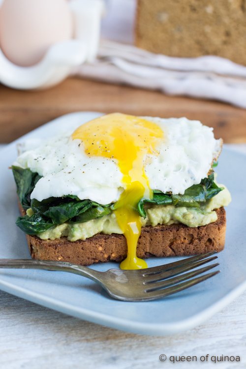 Easy Gluten-Free Breakfast Sandwich - fried egg, sauteed kale, smashed avocado & #glutenfree toast